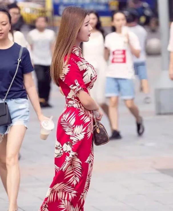 「半身裙」街拍:气质高雅的美女,一件白色上衣配酒红色半身裙,时尚女神范