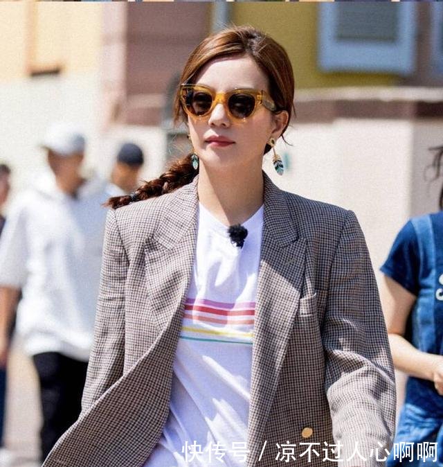 赵薇也老了 出席节目只能用用墨镜掩饰粉底都遮不住的眼袋!