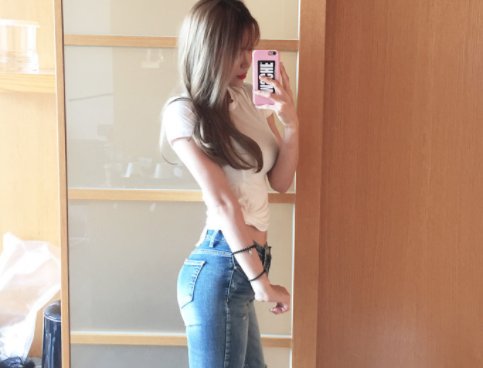 身材姣好的女人，三伏天穿紧身衣，性感又迷人，男人百分百会心动