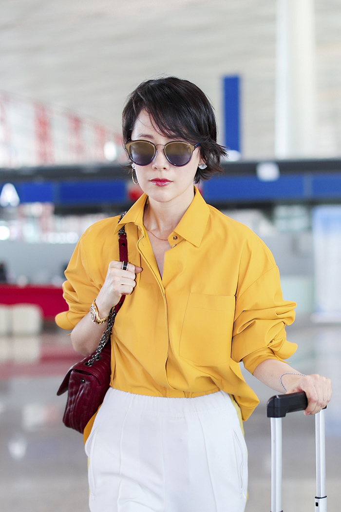 海清明丽造型现身 演绎初秋机场in时尚