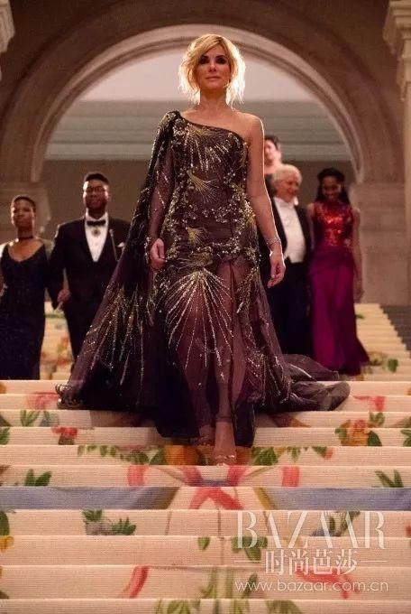 8个女人一台戏就为了偷走1.5亿美刀珠宝？可这明明是场时装秀