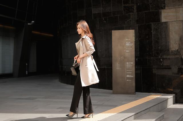 街拍:几张唯美的小姐姐照片,淑女气息你喜欢吗?