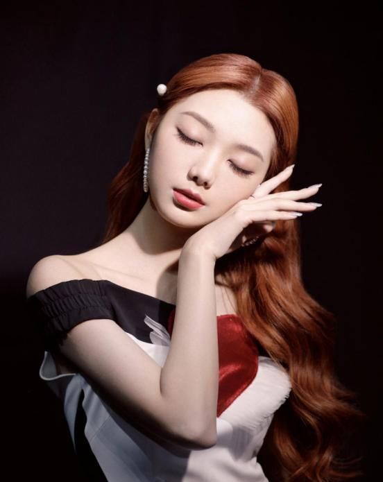  李紫婷的穿：李紫婷真是越来越成熟了!穿一件红黑格子裙,看上去性感...