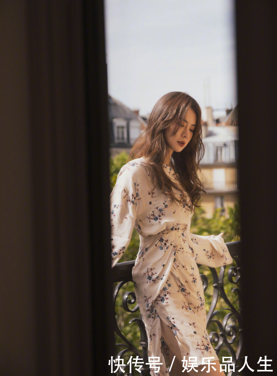 戚薇一袭碎花开叉裙亮相，尽显迷人大长腿，网友：这身材好到逆天
