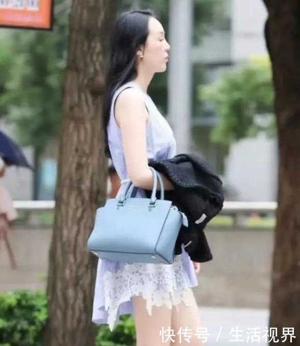  『气质』街拍气质清新的美女，一件黑色上衣配牛仔阔腿裤，气质唯美身姿