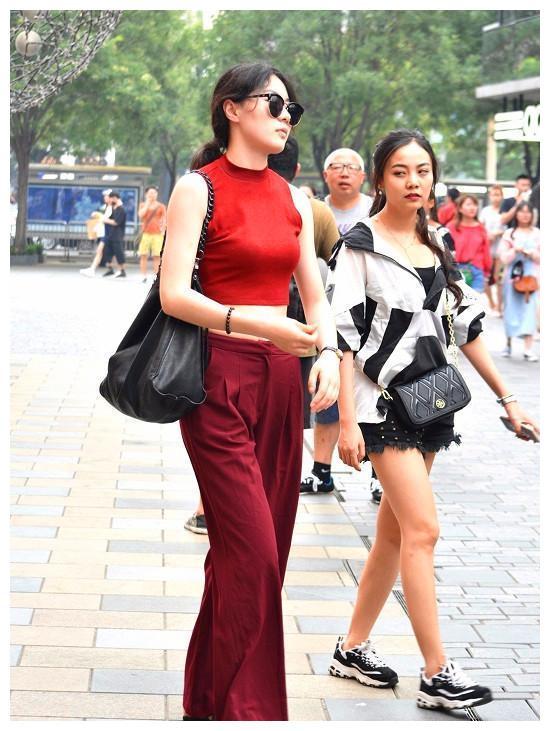 街拍：图一路人表情亮了，图四性感姐妹花，图六的美女身材太劲爆