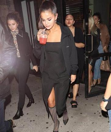 赛琳娜前往时装周，穿开叉裙好性感，不去看秀先去餐厅喝果汁？