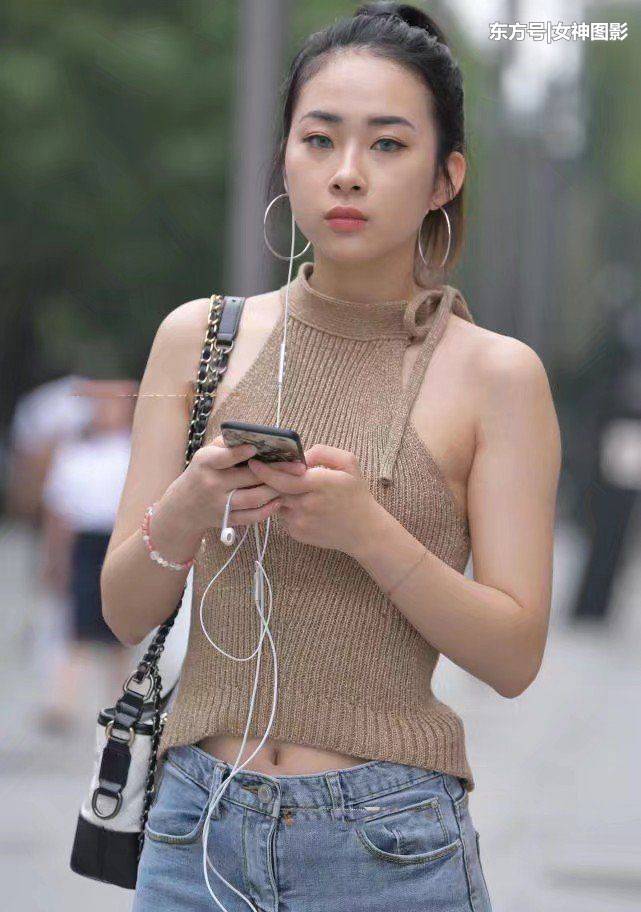时尚街拍：穿紧身衣与牛仔裤的小姐姐，女人味十足！