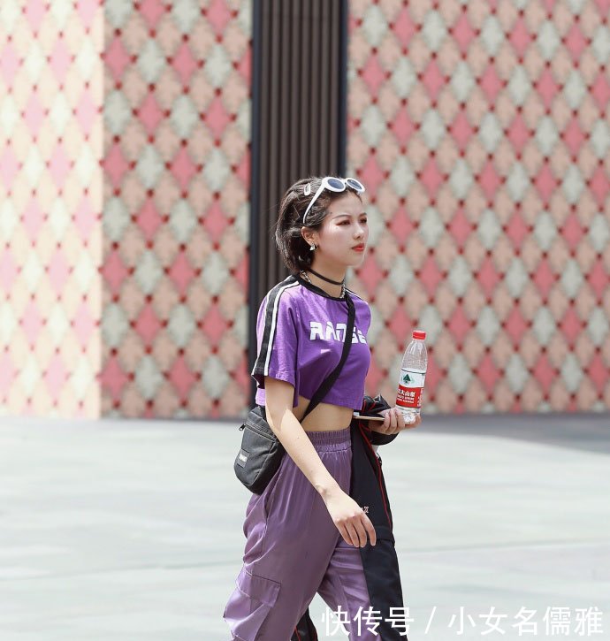 路人街拍清秀可爱的两位小姐姐，修长美腿和水嫩肌肤很诱人