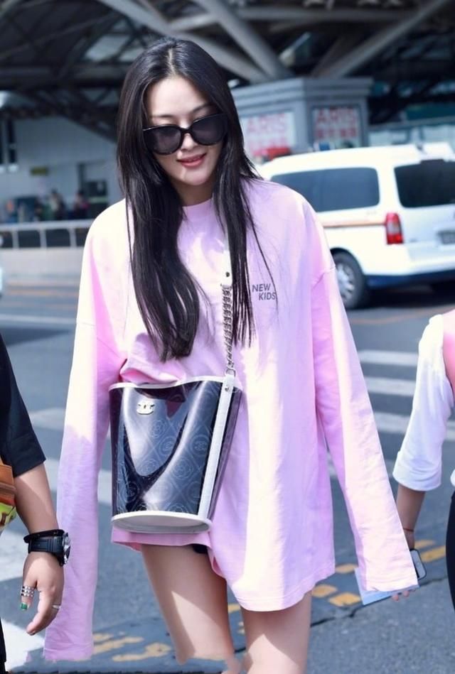 张馨予太猛了！穿了条别人不敢穿的短裤出门，网友：这叫个性！