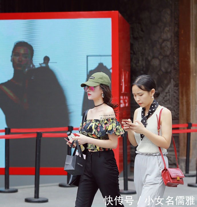 路人街拍清秀可爱的两位小姐姐，修长美腿和水嫩肌肤很诱人