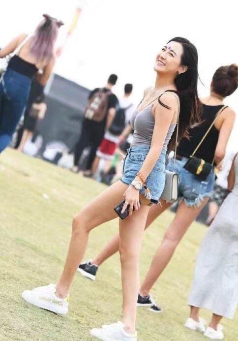 街拍:邻家小姐姐热裤长腿，看了让人流连忘返