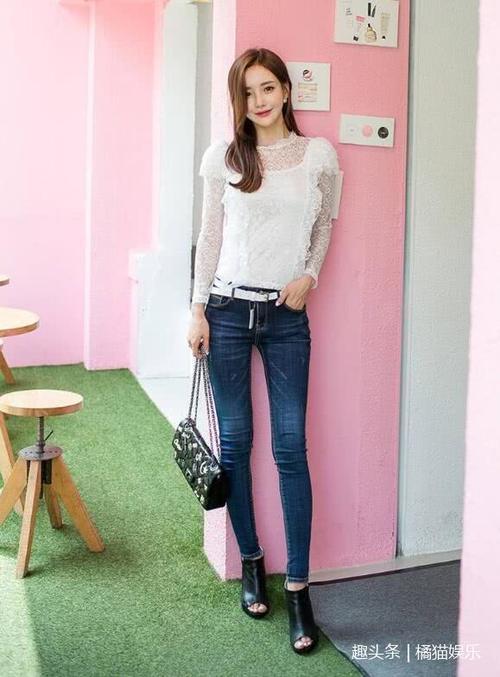 路人街拍，身材微胖的小姐姐穿紧身连衣裙，修身的款式更显好身材