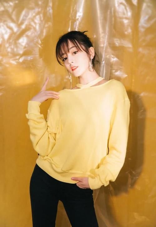 『推荐』穿够了黑白灰,推荐这4种搭配,玩转“春夏流行色”,耐看又时髦