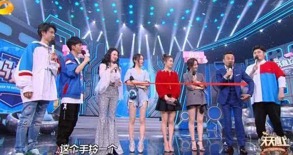 冉莹颖的无跟鞋早被AB杨幂穿烂了，怕站不稳两腿分开连脚趾都用力