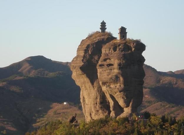 中国最神奇的一座寺庙，修建在陡峭山顶之上，它的来历至今是谜
