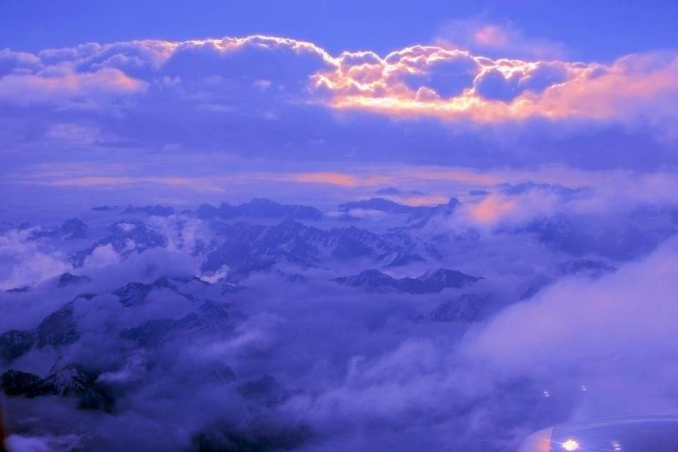 中国股市周五深夜发布“两则重磅利空”A股周末让股民彻夜难眠