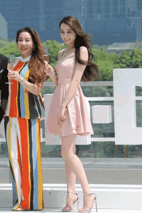 性感VS骨感，她和迪丽热巴穿吊带裙，谁的身材更好？