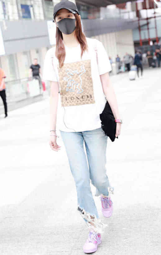 关晓彤终于穿对了，穿得越简单越美，牛仔裤完美凹出大长腿！