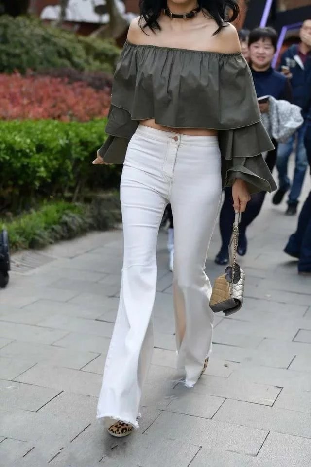 一字香肩的性感小姐姐，用一款上紧下松的阔腿裤，表达自己的妖娆