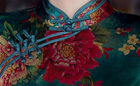 马上中秋!把衬衫全扔了,我们70后女人就得穿“旗袍裙”,美嫩