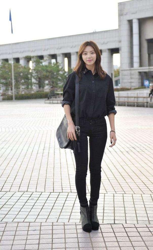 时尚紧身裤凹出大长腿线条，精致的穿搭增加了几分高贵感