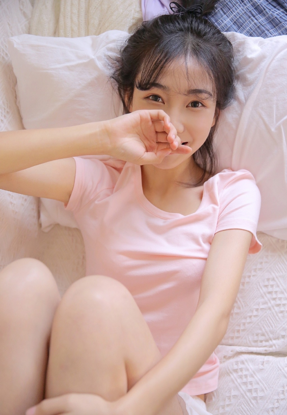 日系白嫩甜美少女香肩美腿小清新写真：我希望爱情可以长长久久