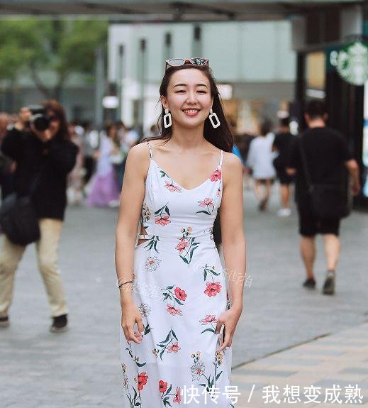 路人街拍，浅色牛仔裤打造出小姐姐的清新阳光