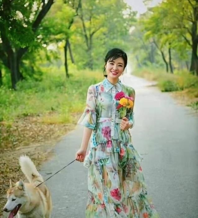  #身型#周涛真是“优雅女神”！带火各种简单搭配，都51岁还那么惊艳