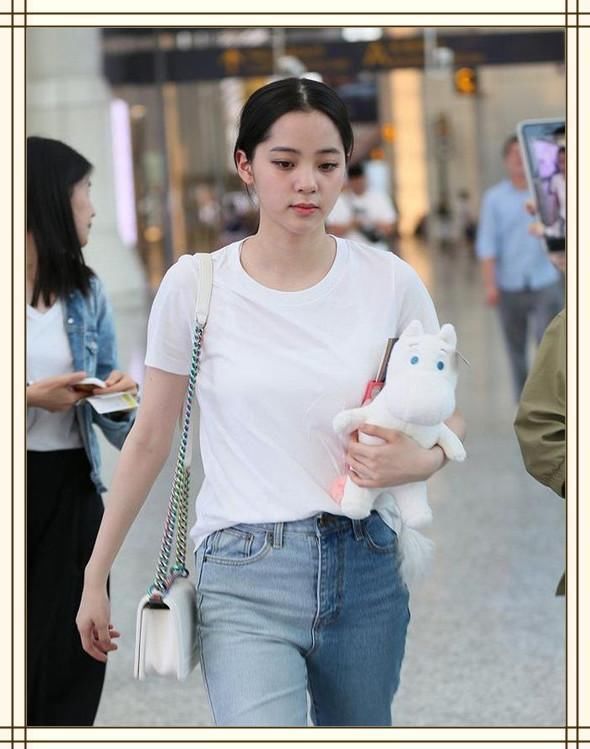 18岁欧阳娜娜竟不敌64岁赵雅芝?网友:气质面前少女感也不过如此