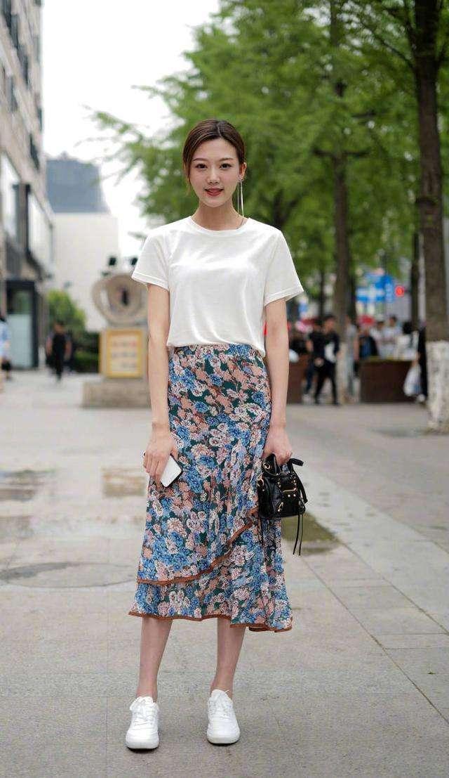 路人街拍，姑娘一件白色T恤搭配一条白色短裤，十分的阳光迷人