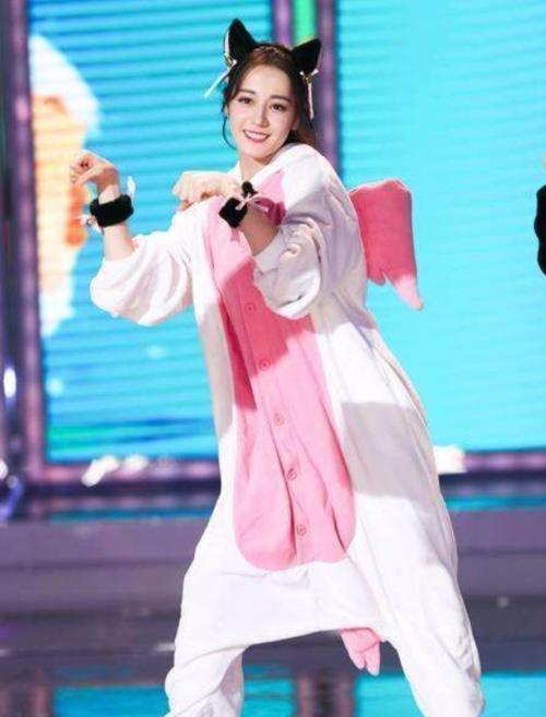 热巴这腿太粗了吧！牛仔裤快要撑破了，网友：人家不过穿了条秋裤