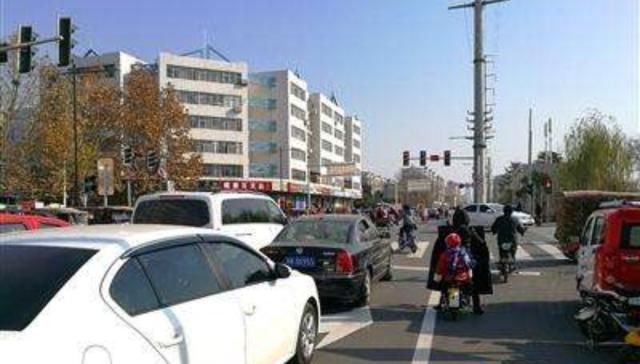  建议■开车在直行右转道上等绿灯，遇到后车催促怎么办？建议提