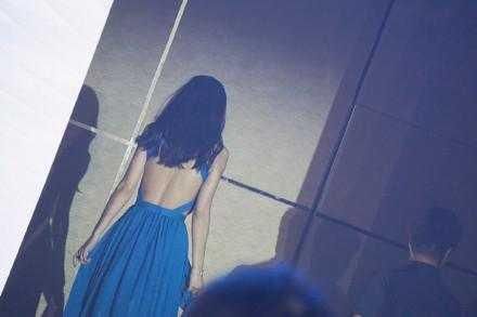 杨颖这晚礼服厉害了，本以为是秀腿可当她转身，网友视线直逼美背