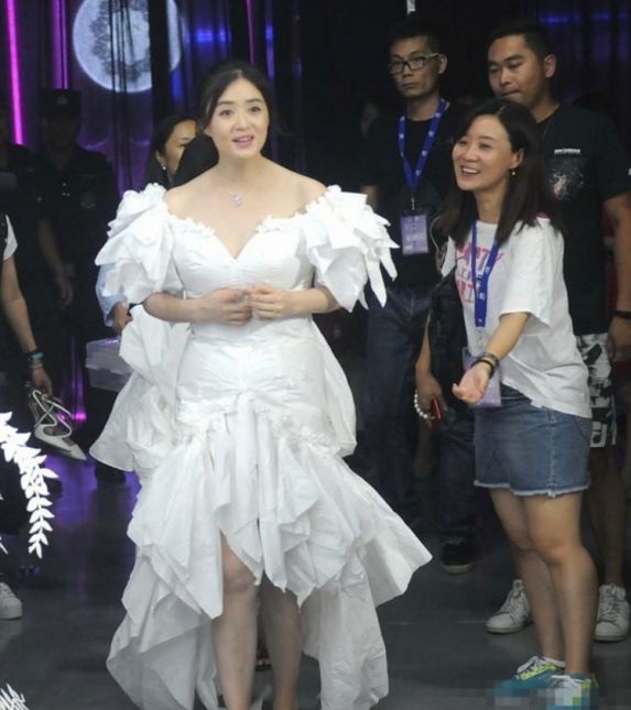 蒋欣豁出去了，竟把“卫生纸”穿在身上，网友：上围有料太撩人！