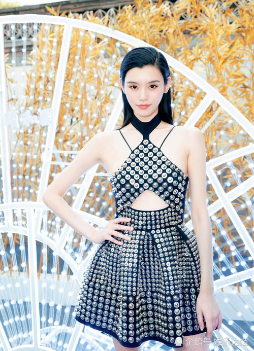 为了博得眼球也是豁出去了,奚梦瑶竟然在连衣裙胸下挖了洞