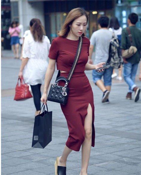 #小美女#街拍:长腿的小美女,若隐若现的纱裙显得格外抢眼