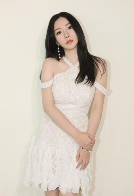 柳岩太敢穿了，一袭蕾丝白色长裙，美的让人不敢相信