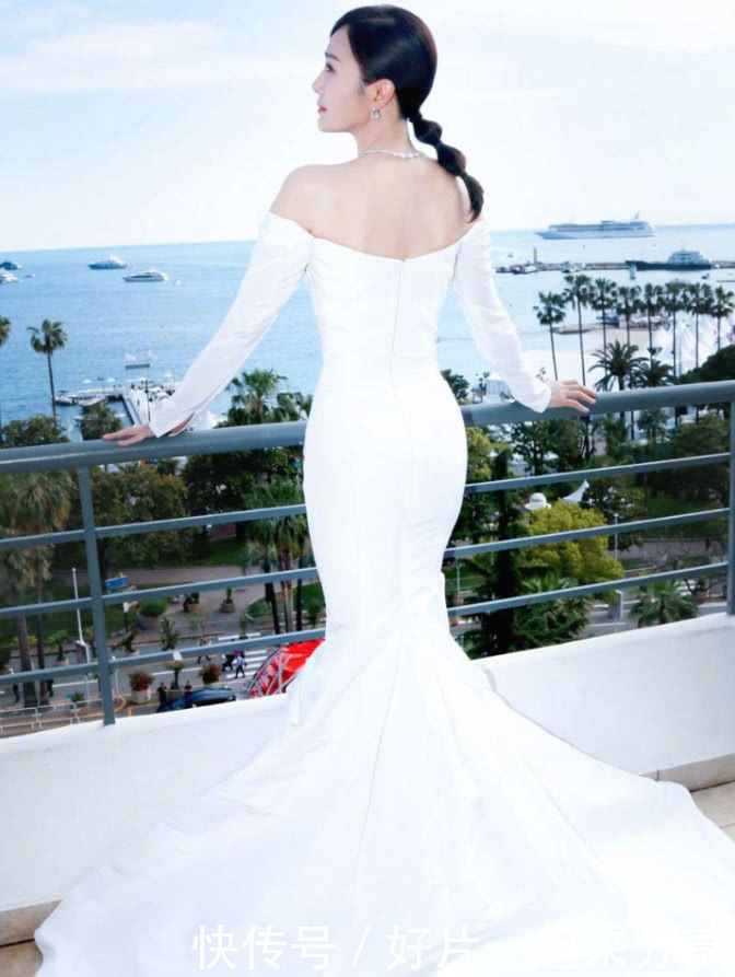 给秦岚跪了，裙子下半身像“透明水母”，也只有她穿出了味道