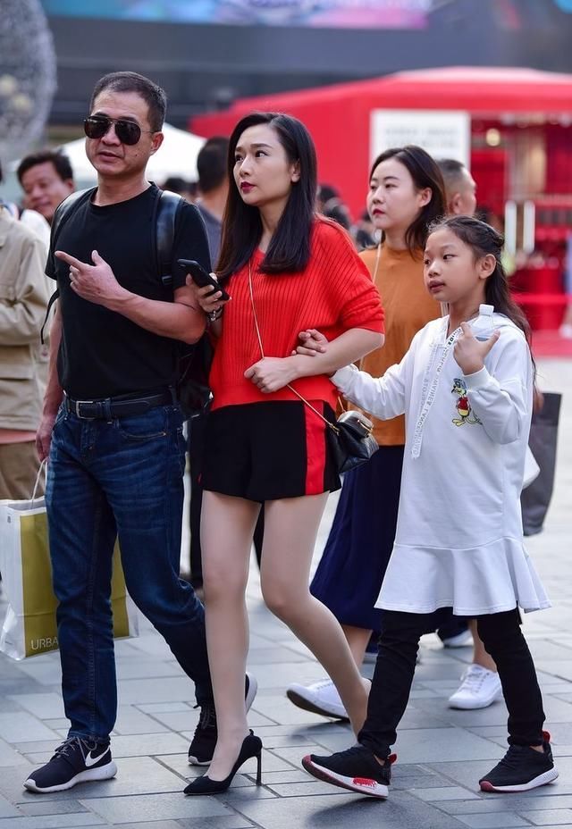 美女：街拍美女性感温柔善良的小姑娘，用姿容绝代形容不为过