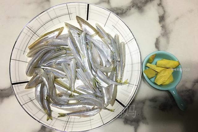  「鱼鳞」这种小鱼全身是硬鳞，渔民为了这碗鲜美的鱼汤，宁可花1小时去鳞