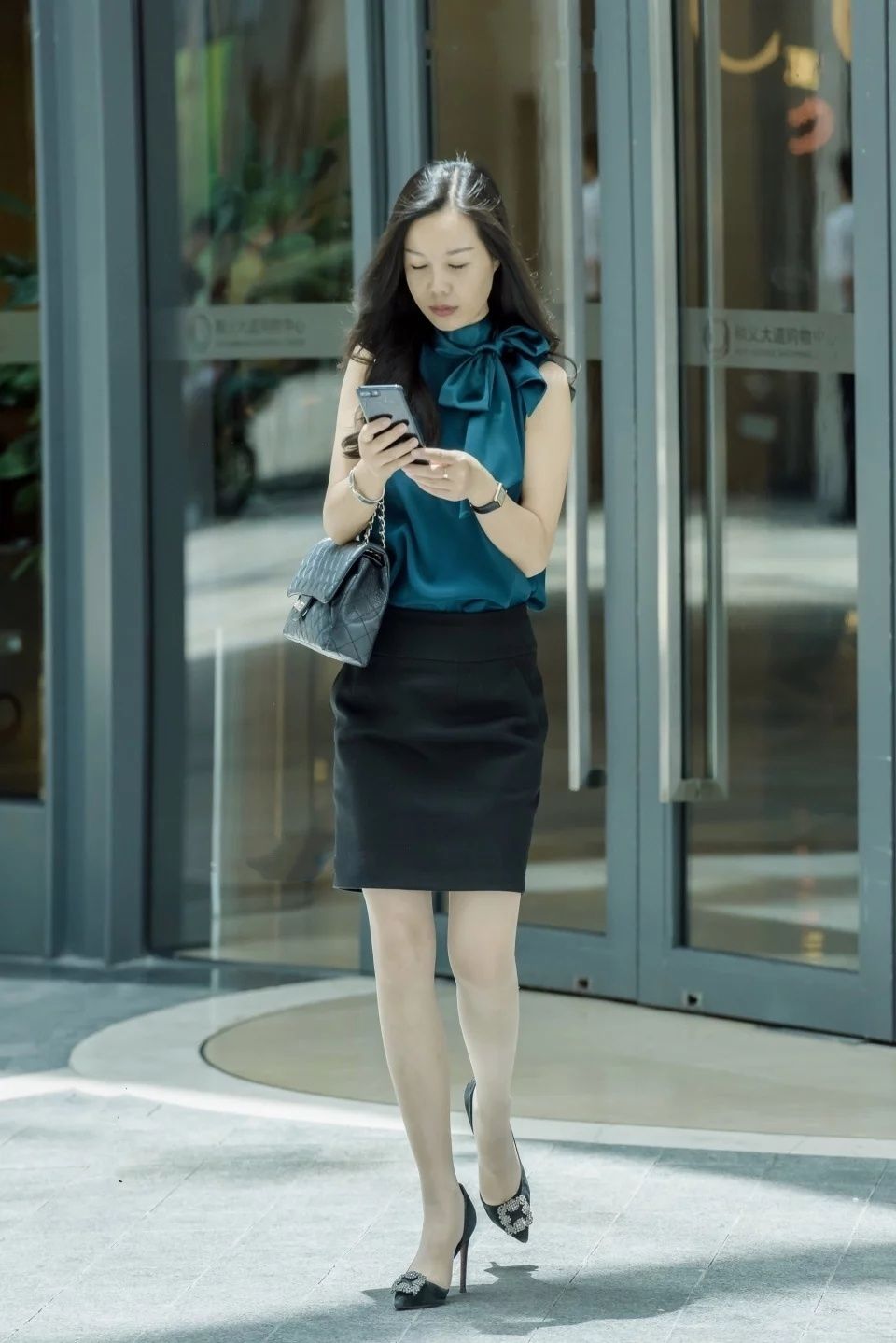 街拍:优雅气质肉丝美腿大姐姐,彰显成熟女人风采