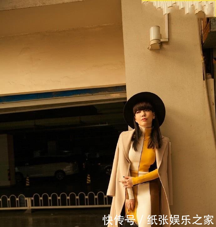 吴莫愁胆真大! 只穿半边裤子就敢上台, 网友: 搞不懂她怎么红的?