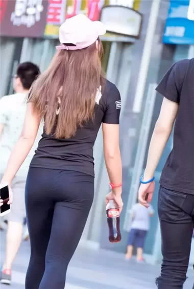 青春可爱小姐姐身穿黑色运动紧身裤展现出魅力身材，男朋友时刻不