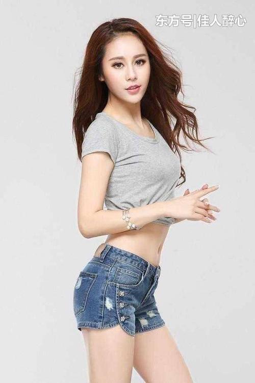 胸前吊带让人着迷，包臀裙紧裹翘臀，曲线完美勾人无比