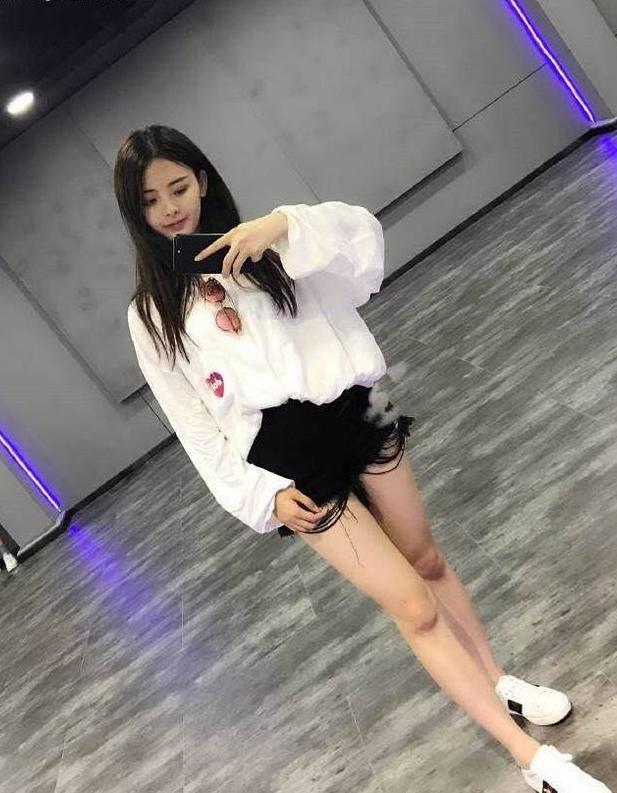 20岁宋祖儿和19岁杨超越同秀美腿，网友：这差距可不止一岁！