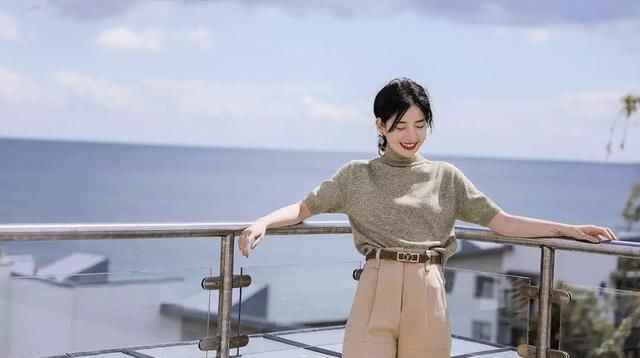 『时髦』春节穿什么裤子好?一条时髦的背带裤搭配,穿上年轻好几岁
