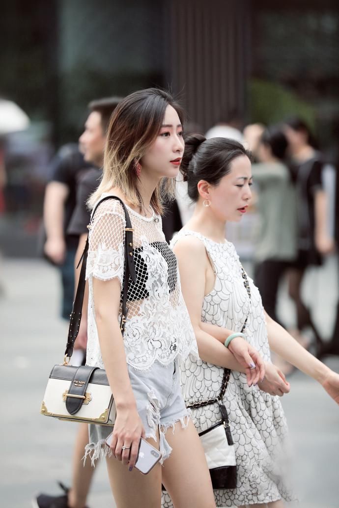 软妹风小女人蕾丝花边镂空衫搭配小热裤，还有一种野性美!