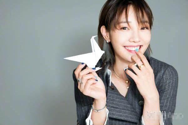 白百何狂吃暴露吃货身份，工作室紧急发文制止，网友:身材不要了