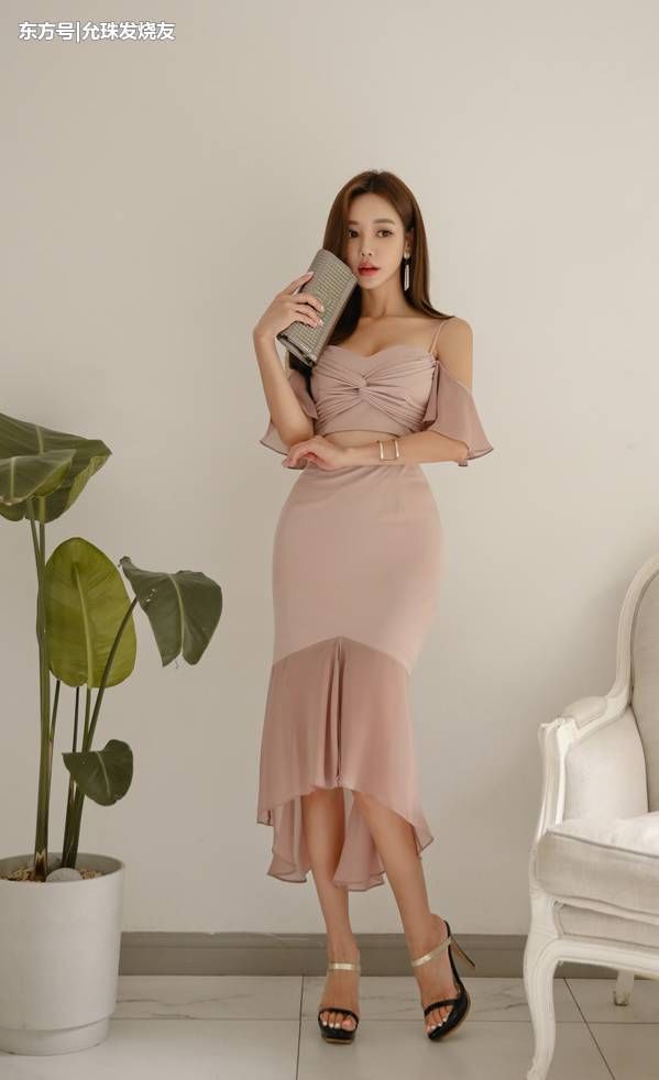 鱼尾裙搭配高跟鞋，曲线迷人，让你女人味十足！